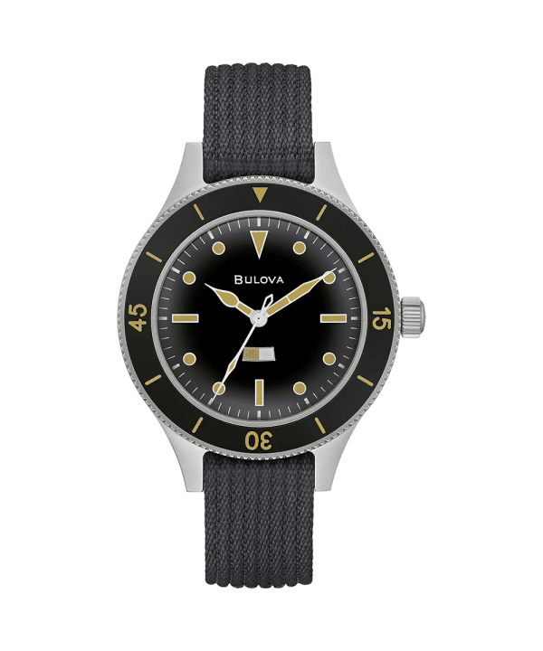 Bulova 98A266 herreklokke med sort skive, roterende bezel og svart tekstilrem sett forfra