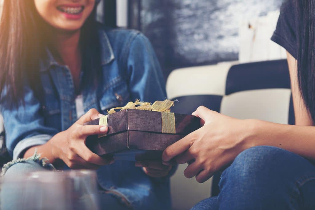 tenåring får konfirmasjonsgave