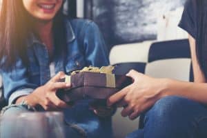 tenåring får konfirmasjonsgave