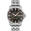 Certina C032.430.11.081.01 herreklokke med grå sunburst skive, rødlige detaljer, dag og datovindu klokken tre og stållenke sett forfra
