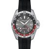 Certina DS-X GMT C047.452.17.081.01 herreklokke i stål med grå urskive, rød og sort GMT-ring og sort gummirem.