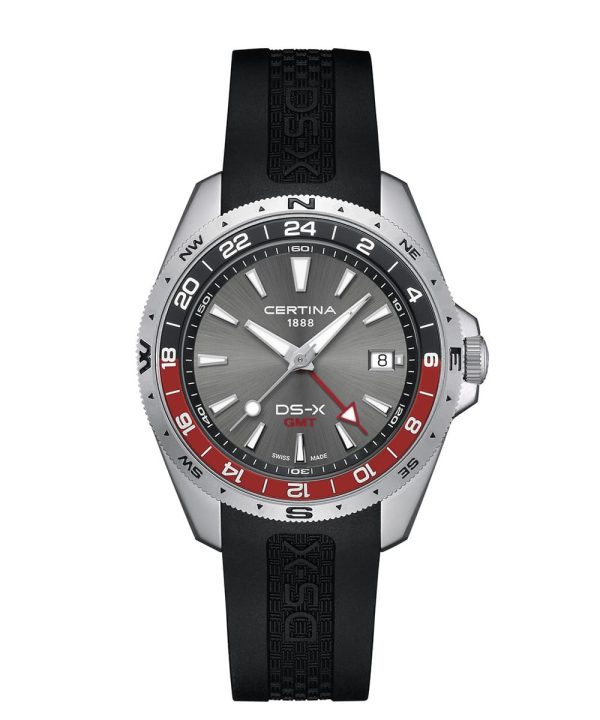 Certina DS-X GMT C047.452.17.081.01 herreklokke i stål med grå urskive, rød og sort GMT-ring og sort gummirem.