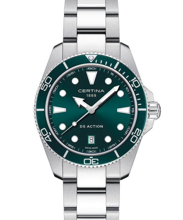 Certina C048.410.11.091.00 herreklokke med grønn skive, hvite markører, grønn roterbar bezel og rustfarget stållenke sett forfra, vanntett til 300 meter
