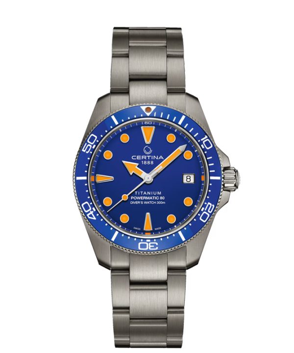 Certina DS Action Diver 38mm Titanium - C048.807.44.041.00 med blå skive og oransje detaljer på titan lenke sett forfra