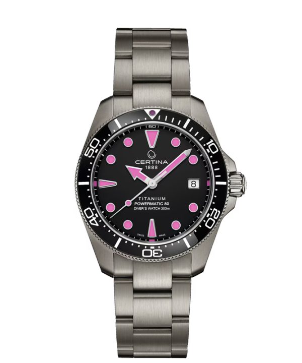 Certina DS Action Diver 38mm Titanium - C048.807.44.051.01 med sort skive og rosa detaljer på titan lenke sett forfra