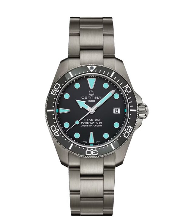 Certina DS Action Diver 38mm Titanium - C048.807.44.081.00 med mørk skive og turkise detaljer på titan lenke sett forfra
