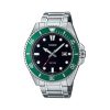 Casio Timeless MDV-107D-3AVEF klokke med sort urskive, grønn ensrettet dreibar bezel, datovisning og lenke i rustfritt stål.