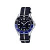 Casio Timeless MDV-10C-1A2VEF klokke med sort urskive, blå og sort ensrettet dreibar bezel, datovisning og sort tekstilrem med kontraststripe.