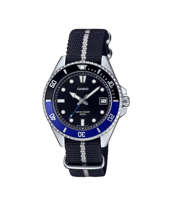 Casio Timeless MDV-10C-1A2VEF klokke med sort urskive, blå og sort ensrettet dreibar bezel, datovisning og sort tekstilrem med kontraststripe.